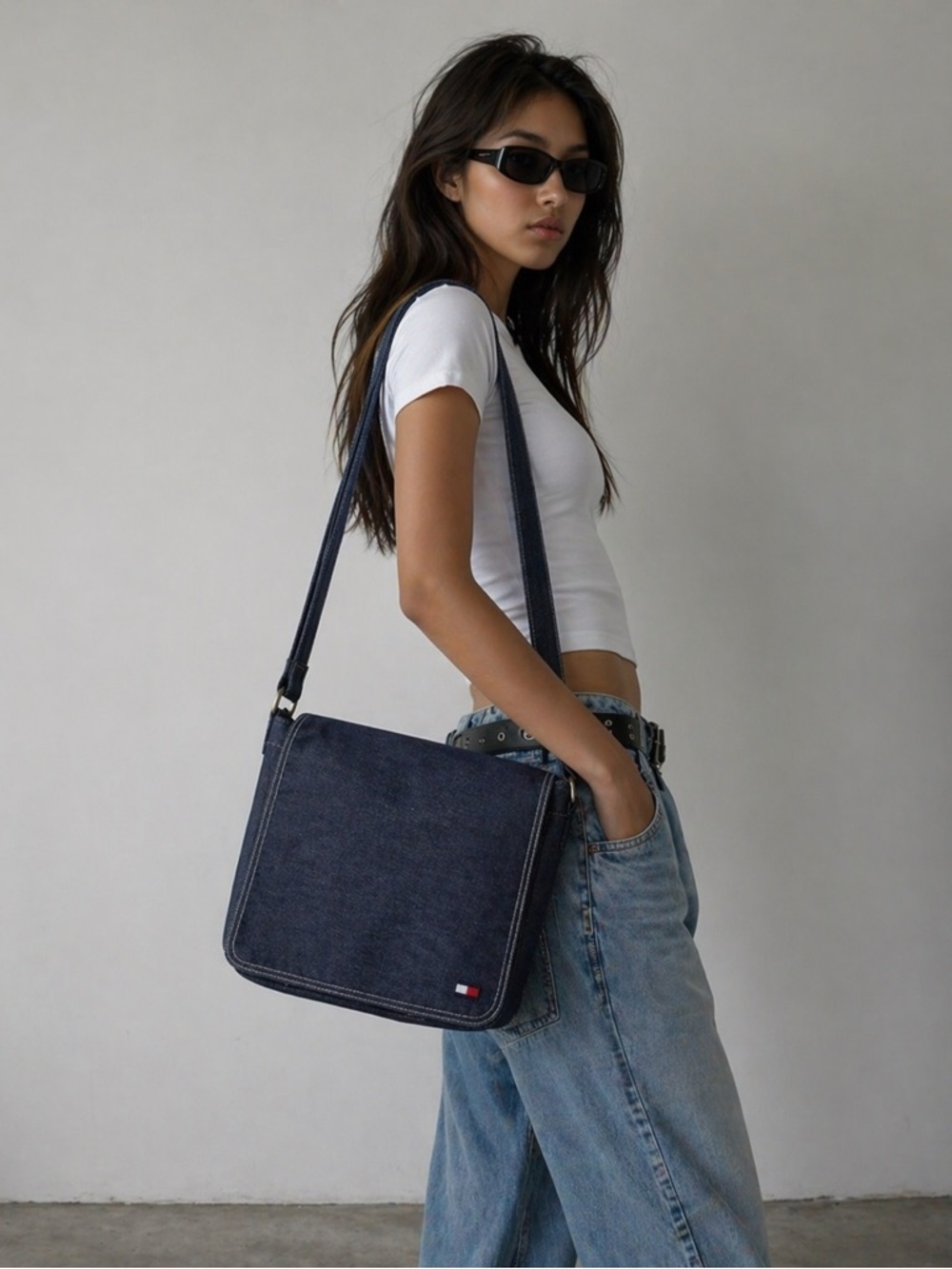 👜 Tommy Hilfiger Denim Messenger Bag – Classic Logo Crossbody